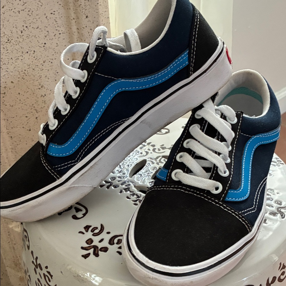 Vans women’s Black and Blue Sneakers